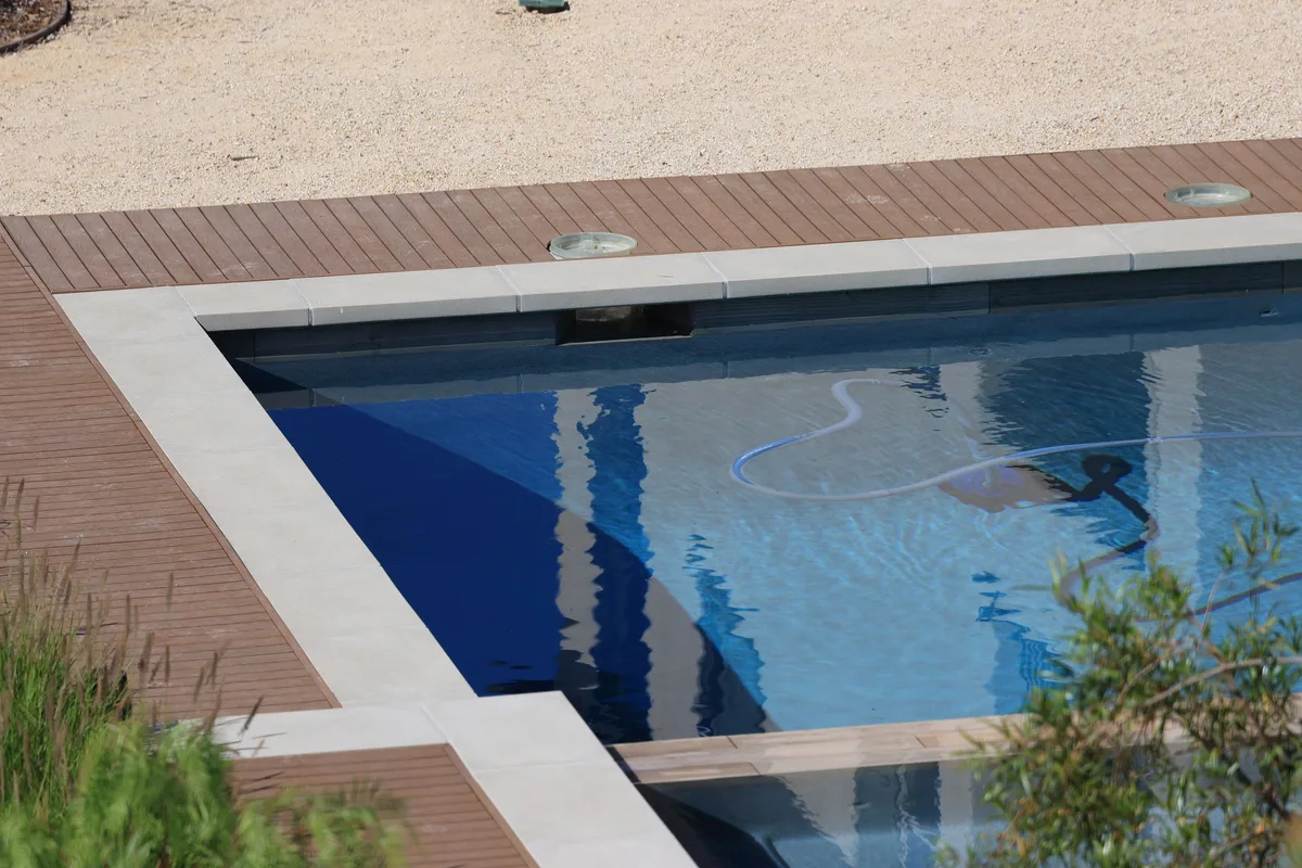 Rectangular pool with a clean stone deck edge